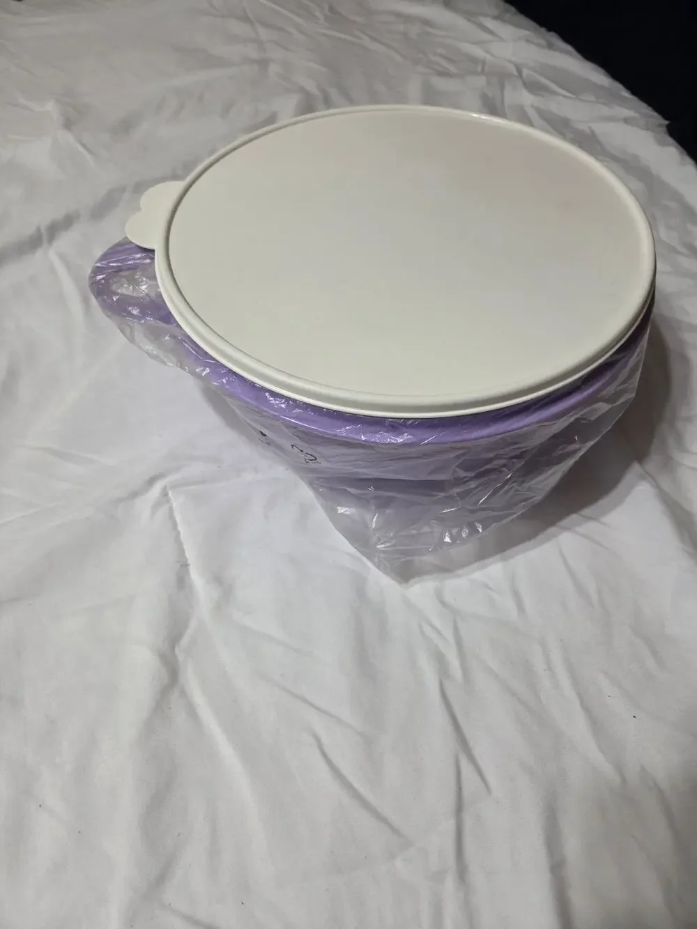 Tupperware Thatsa Bowl 32 Cup (7.8 L) Lilac With White Cover